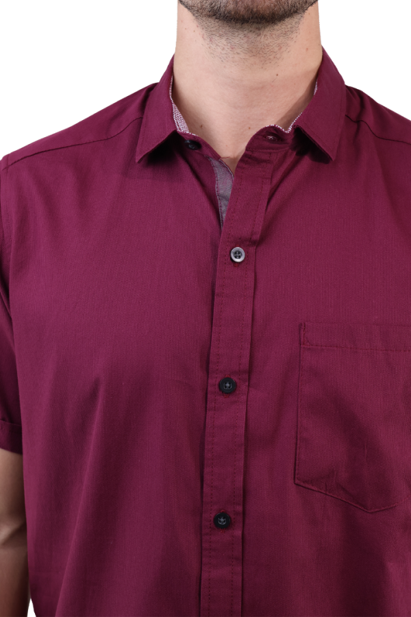Camisa Rojo Vino Manga Corta De Algodón Slim Fit Con Bolsa Para Caballero